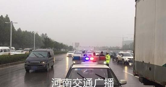 原标题：郑州中州大道限高杆被撞断，“躺在”路上很“受伤”！