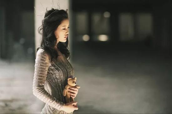 从此,何小姐就爱上了甜品,并踏上了甜品的求学之路,后来还成立了自己的工作室,与甜蜜相伴。