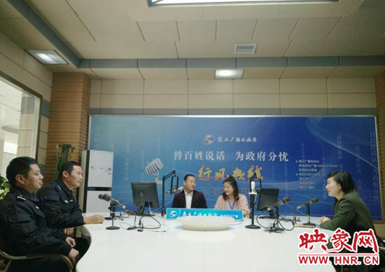 "暖警官"谢敏杰(左二)受邀接受媒体采访,商丘广播电视台记者 鲁培 供