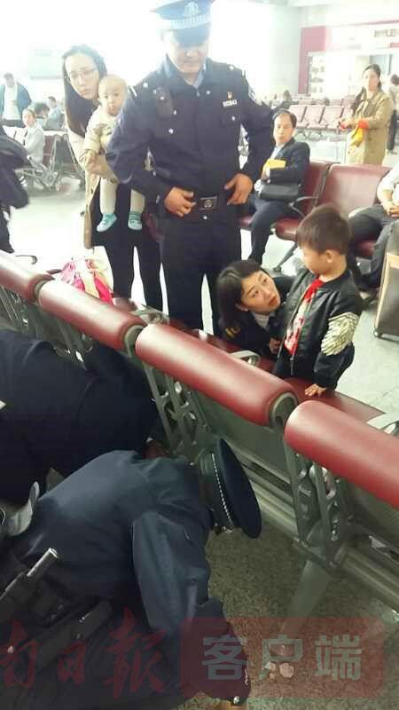 鹤壁东站一5岁男童脚卡座椅缝隙 众人协力救援