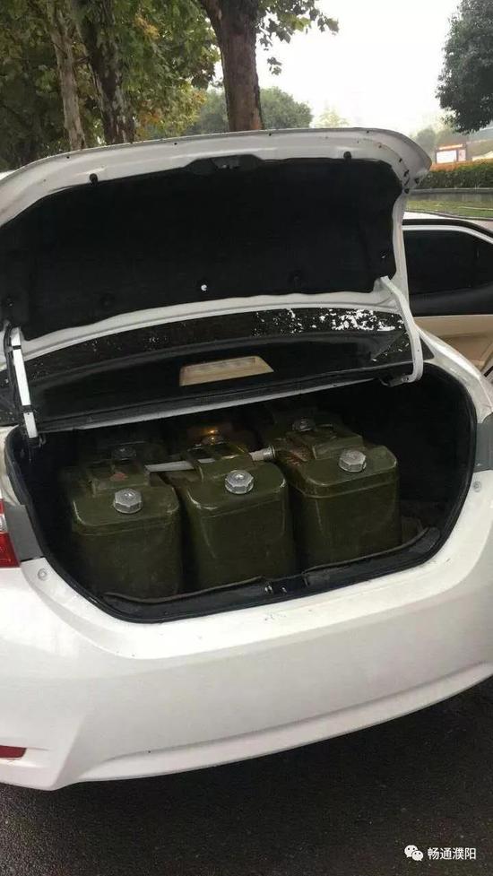 新乡私家车拉桶装汽油 大隐患被细心民警当场