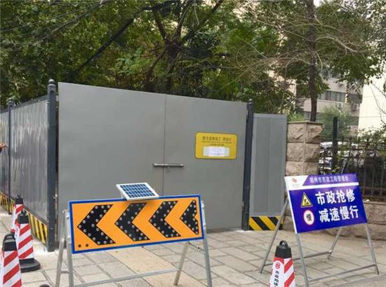 【现场】新型围挡亮相郑州街头，市政员工实地观摩安装方法