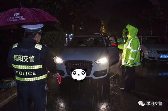 漯河奥迪司机无证酒驾 被查时说的话让警察无