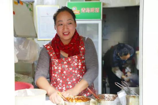 马姐爱笑，在她身上也看不出什么岁月的痕迹，