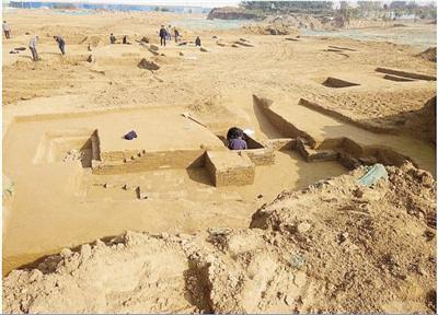 考古人员正在发掘古墓群
