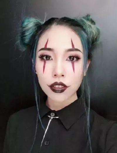 妆容色彩度比5分钟版大胆,在细节上也稍显精致,特别眼部妆容感更重。
