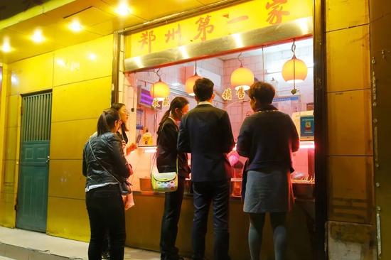 最郑州的武汉风味!春夏秋冬天天排长队,这家的