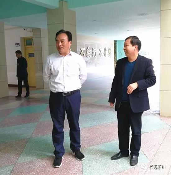 卢捍卫察看县一小校园德育工作情况