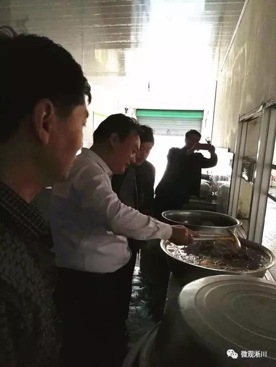卢捍卫察看老城初中餐饮情况