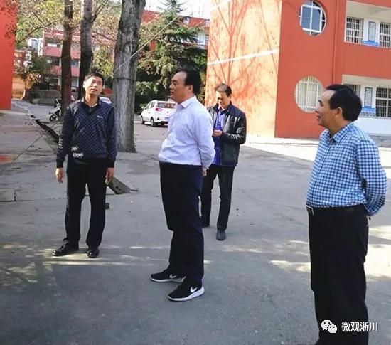 卢捍卫询问老城初中德育工作情况