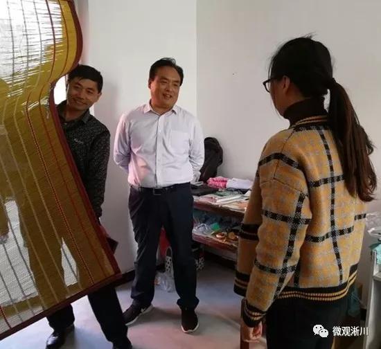 卢捍卫到老城初中教师公寓,了解教师生活状况