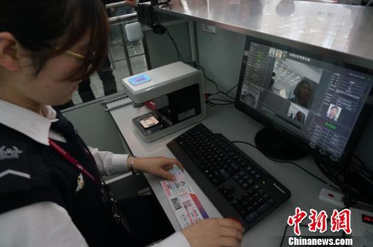 图为安检工作人员核对旅客身份证信息以及人脸识别系统采集到的真实照片。　韩章云 摄