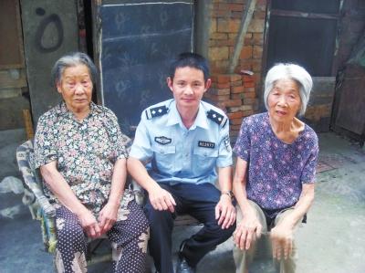 陈凤伟与李凤英和李继兰两位老人