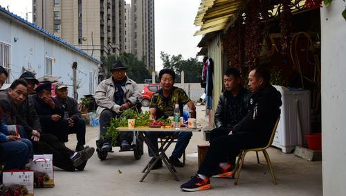 接下来,李永志了开始-----三辣同吃。一口辣椒,一口大蒜,最后喝一口高度白酒。