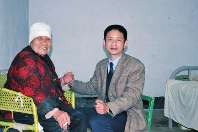 从1989年春节开始,陈凤伟不是亲人胜似亲人,照料李凤英老人28载。