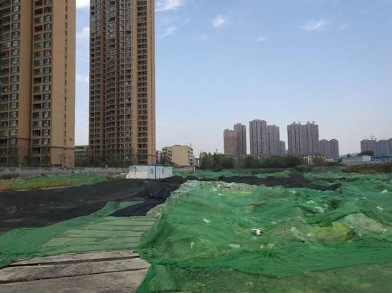 11月14日上午,大河报记者跟随郑州市住建委扬尘办第二督查组来到位于西三环建设西路的和润林湖美景二期工地。
