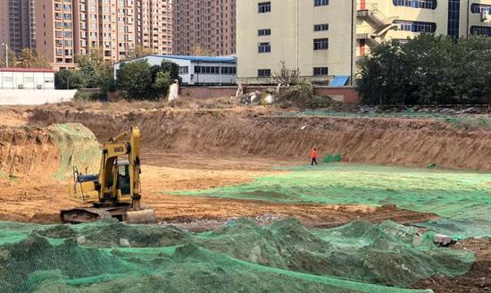 11月14日上午,大河报记者跟随郑州市扬尘办第一督导组工作人员对管城区建筑工地环境整治工作进行检查。