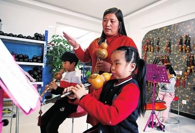 孩子们吹奏的葫芦丝是侯娜亲手制作的