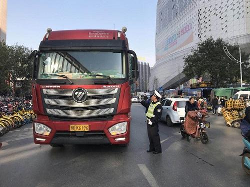 旺季郑州银基商圈拥堵 交警送你行车攻略