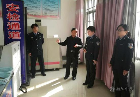 警政科副科长郭金雨对南召法院进行考评