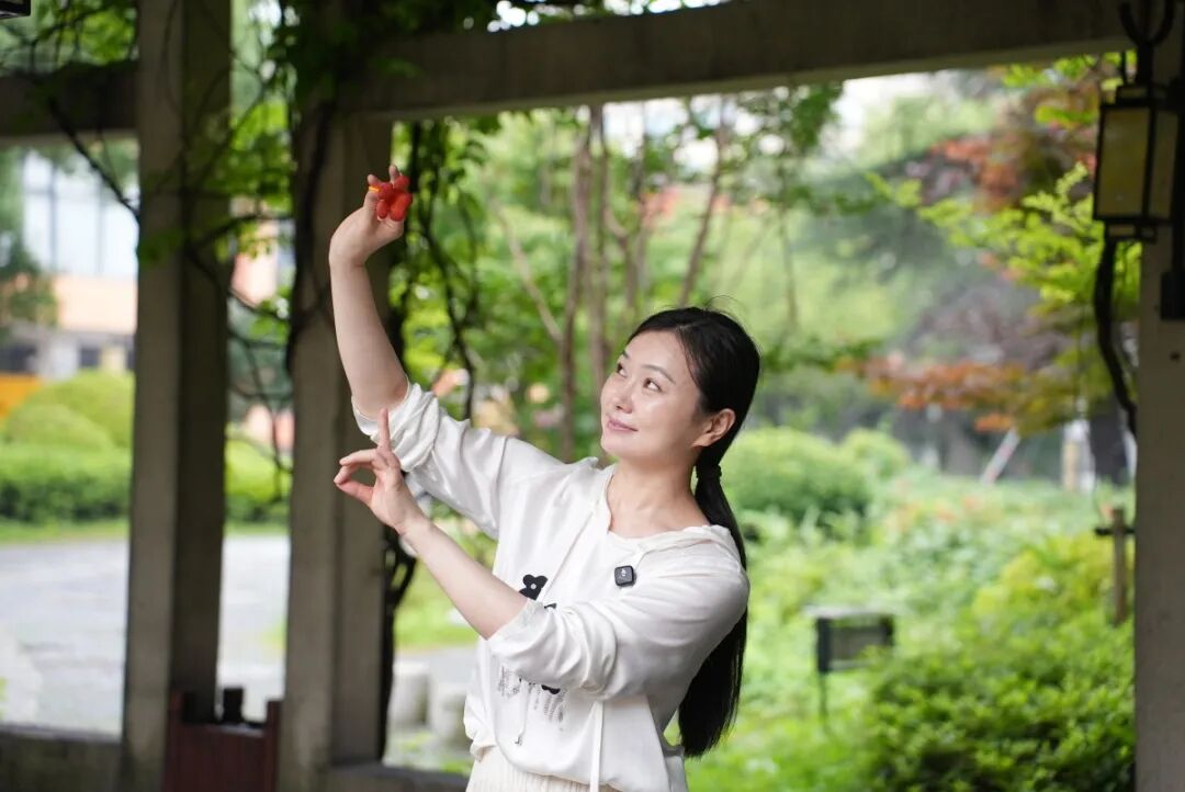 杜永真在校园里
