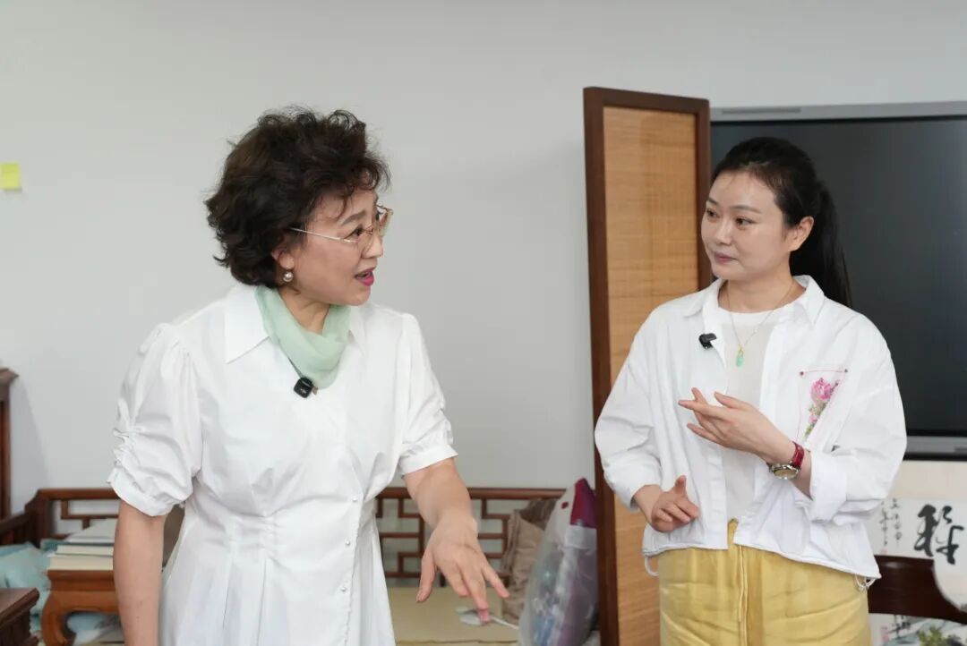 导师李佩红在给杜永真说戏
