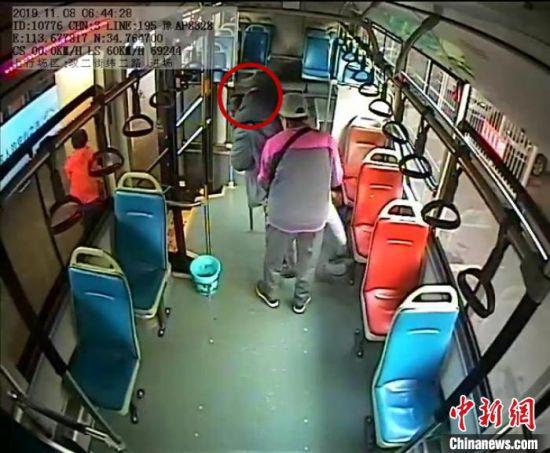 监控截屏：郑州195路公交车长徐田甜背老人下车。郑州公交四公司供图