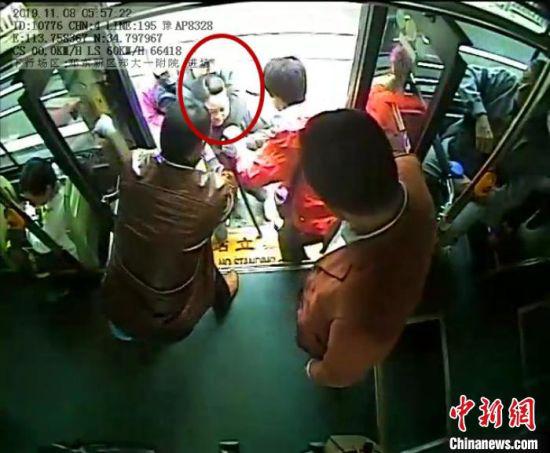 監控截屏：鄭州195路公交車長徐田甜背老人上車。鄭州公交四公司供圖