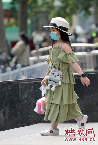 穿著綠色裙子的小朋友萌萌的