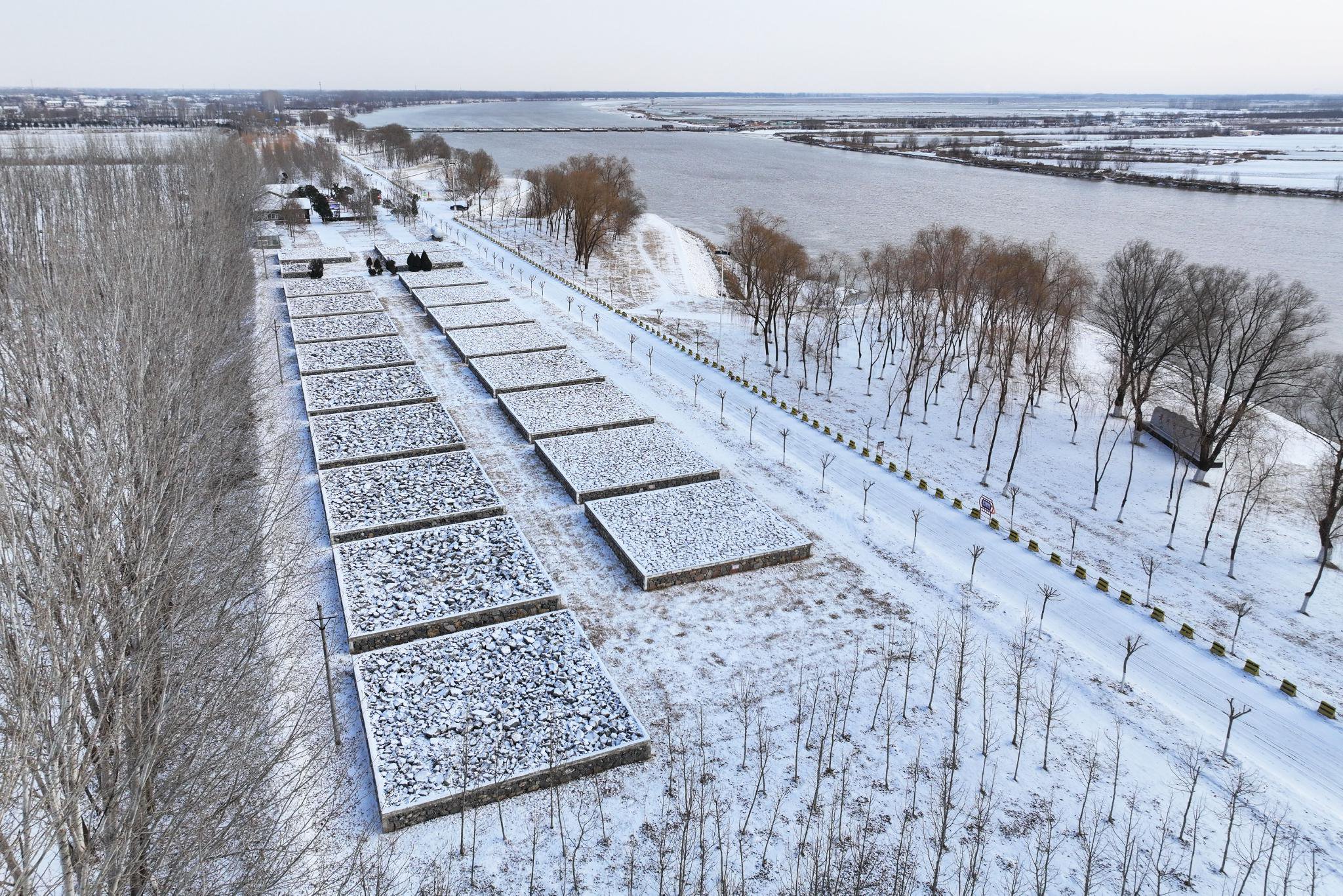 大雪落黄河，绘出水墨画
