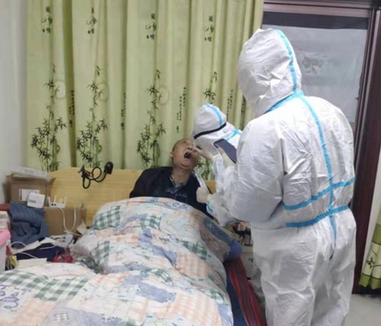 固始:医护人员分秒必争积极开展核酸标本采集与检测