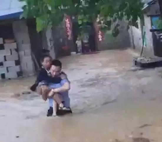 南阳突遭暴雨！多地被淹瞬间成“海”！