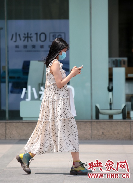 鄭州首個(gè)高溫日中的美女