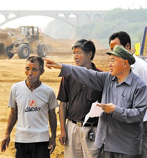 吳金印（右一） 新華社發(fā)