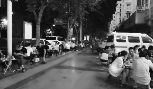 &nbsp;燒烤店嘗試店門口擺攤