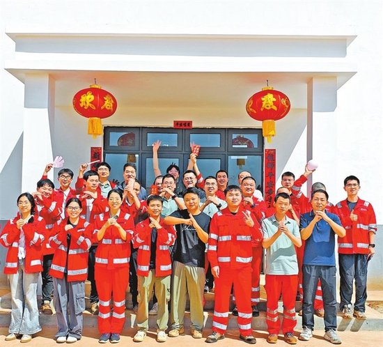 2026年2月16日，除夕，河南国际几内亚港口公司的员工在海外坚守岗位，员工们把驻地布置出浓浓的年味儿。　王栋元　摄