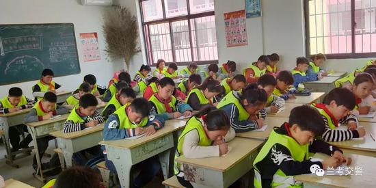 蘭考縣公安交通警察大隊宣傳民警為同學(xué)們上交通知識安全課