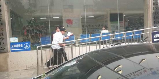 随后,巡防队员将受伤的外卖小哥送往医院诊治。