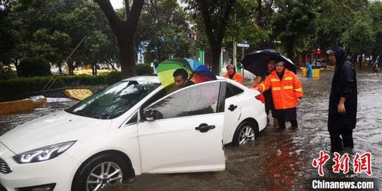 一辆私家车在积水中熄火。漯河市城市管理局供图