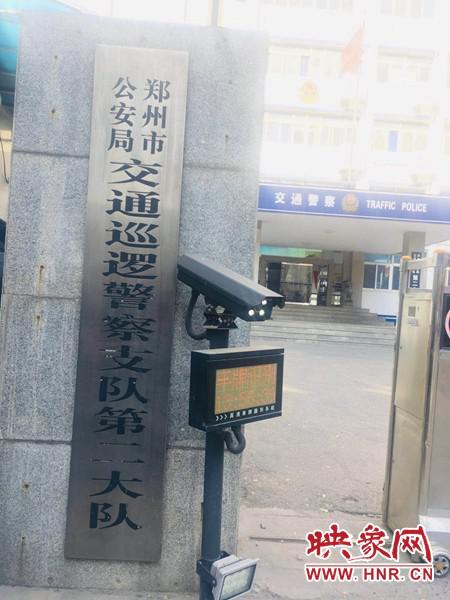 郑州男子骑摩托带人上高架 撞上违章铲车致一死一伤 郑州男子骑摩托带人上高架 撞上违章铲车致一死一伤