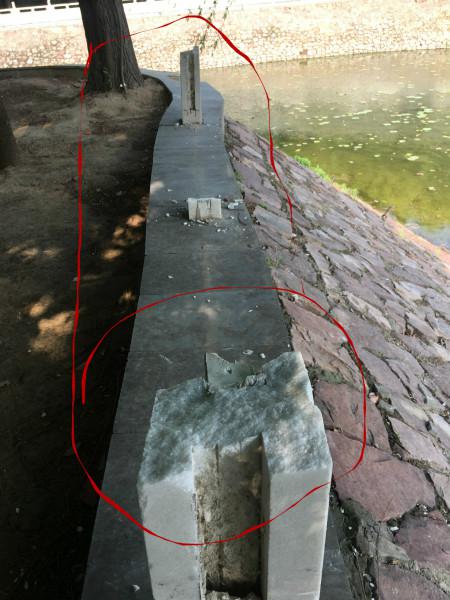（三角公園的臨河漢白玉防護(hù)欄被嚴(yán)重?fù)p毀）