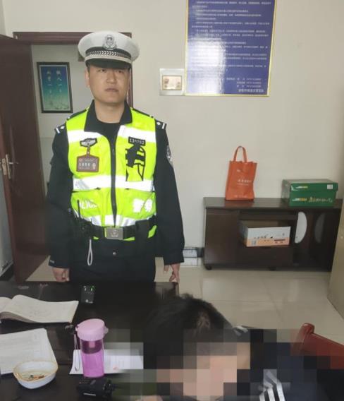 00后少年无证驾车上高速遇到检查 欲车内“移形换位”