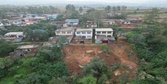 告成镇杨沟村7组房屋前滑坡现状