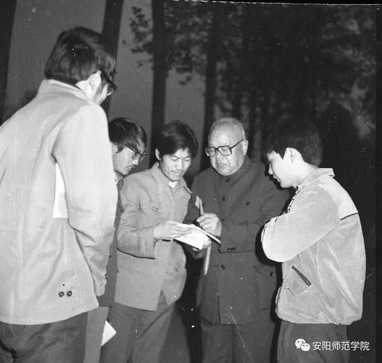 胡厚宣教授指导殷商文化班学生