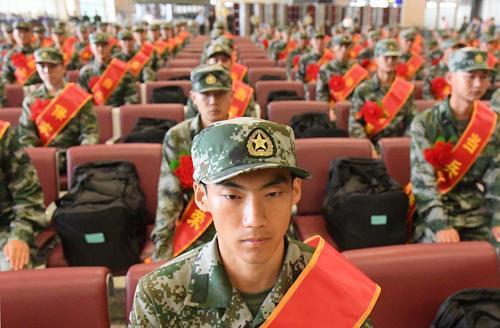 当天,共有4批新兵从郑州出发,