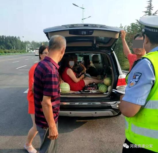 为唠嗑超员挤上一辆车,同行另一车却空仨座位