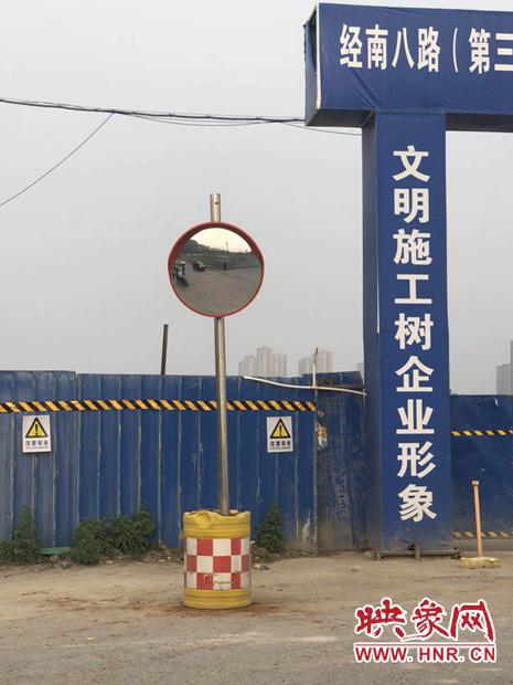 保通道路急转弯处的施工围挡退后2米,并安装了凸面镜