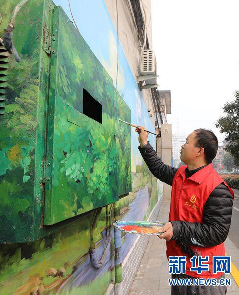 2月25日，郑州市金水区政一街，一位工作人员正在为空调外机补色。