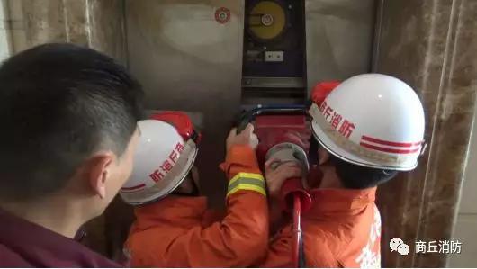 商丘一电梯从16楼滑至3楼 内有一名七八个月的孕妇