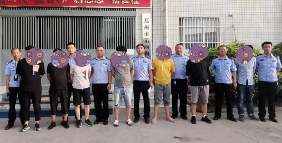 郑州警方端掉散发“色情卡片”团伙 收缴色情卡片约30万张 郑州警方端掉散发“色情卡片”团伙 收缴色情卡片约30万张